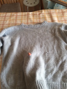 嫁の編んでくれたセーターと穴
