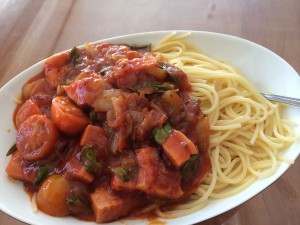自家製バジルとトマト入りのスパゲティ