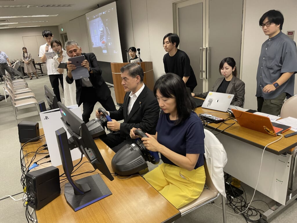 元文部科学大臣の柴山昌彦衆院議員らがレーシングゲーム「グランツーリスモ7」で対戦